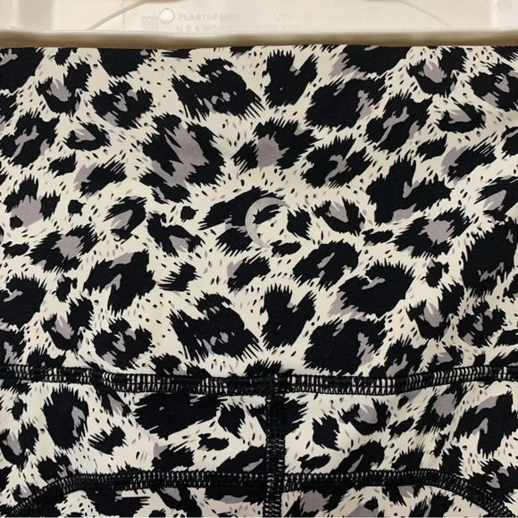Zyia Active Black White Snow Leopard Print Brilliant Pocket Workout Leggings - Picture 8 of 12